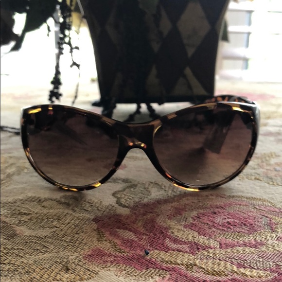 Jaclyn Smith | Accessories | Sunglasses | Poshmark display picture 3